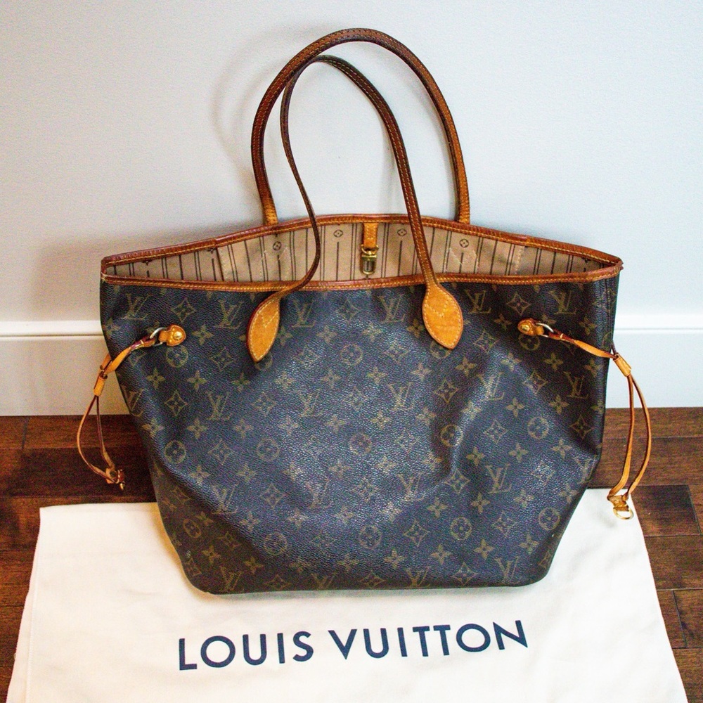 Sold 🔴The iconic Louis Vuitton Neverfull crafted in Monogram coated canvas